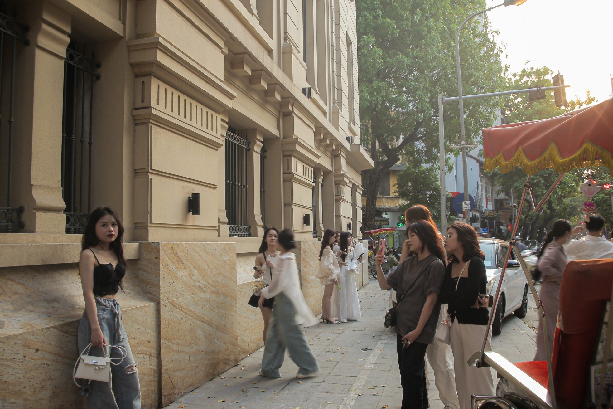 Giới trẻ xếp hàng dài check in bức tường đậm chất Thượng Hải trên phố Lò Sũ- Ảnh 8.