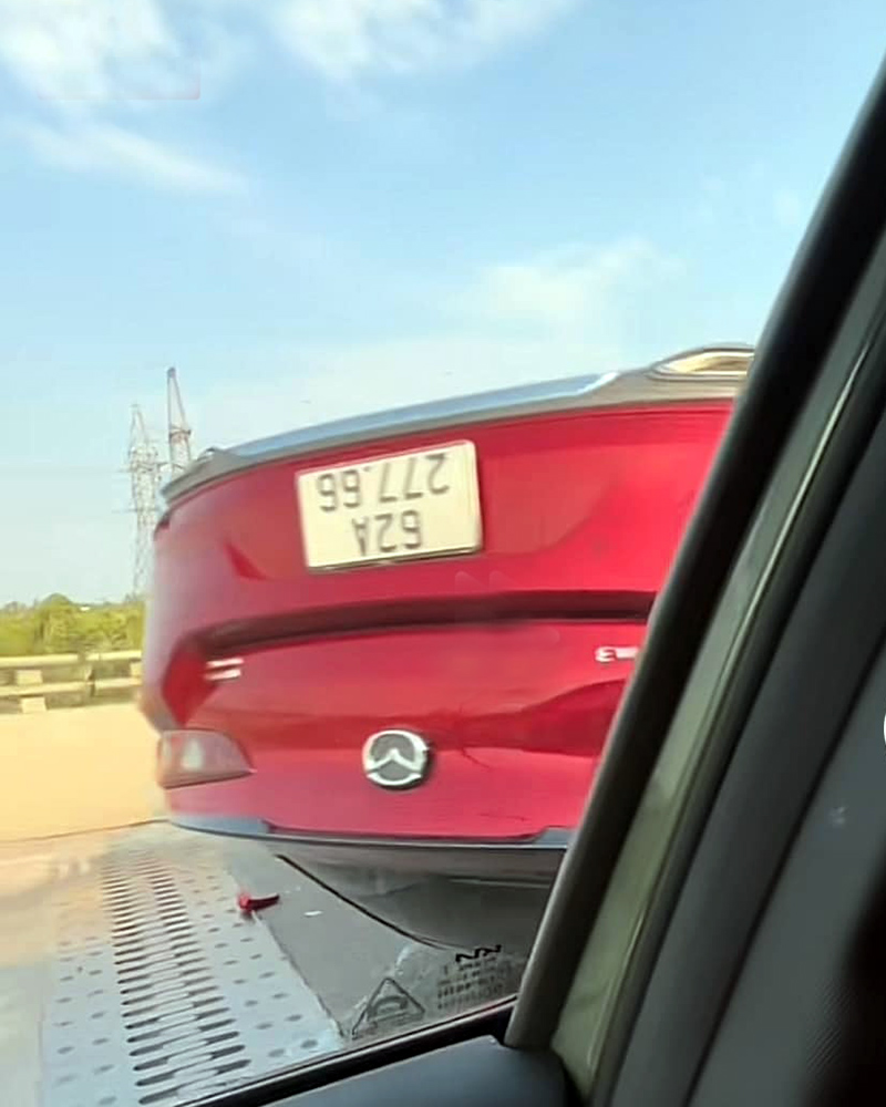 Ảnh TNGT: Mazda3 gặp nạn, lật ngửa giữa cầu- Ảnh 4.