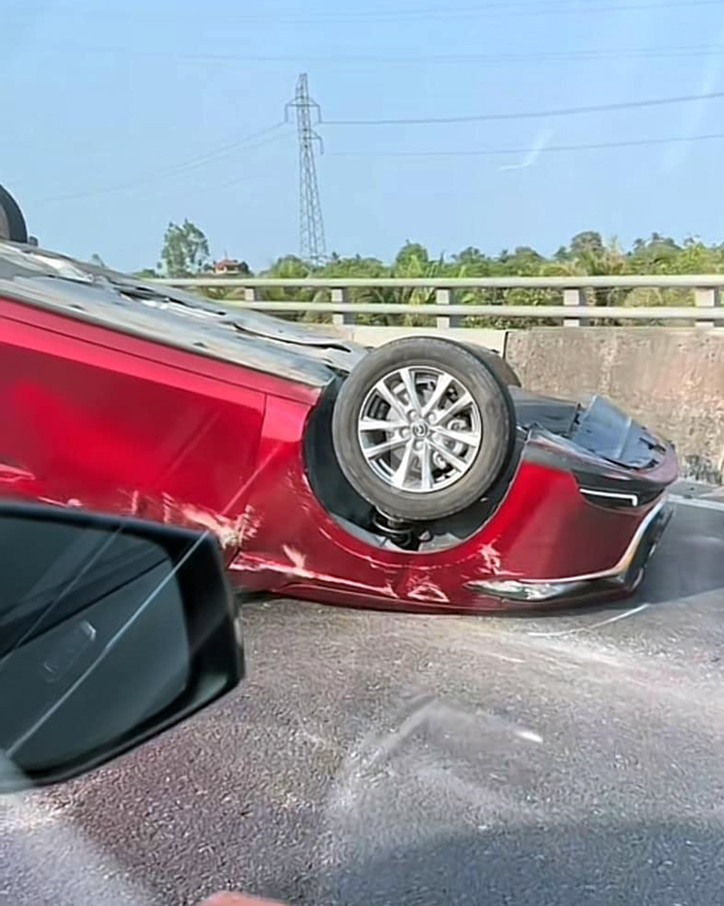 Ảnh TNGT: Mazda3 gặp nạn, lật ngửa giữa cầu- Ảnh 6.