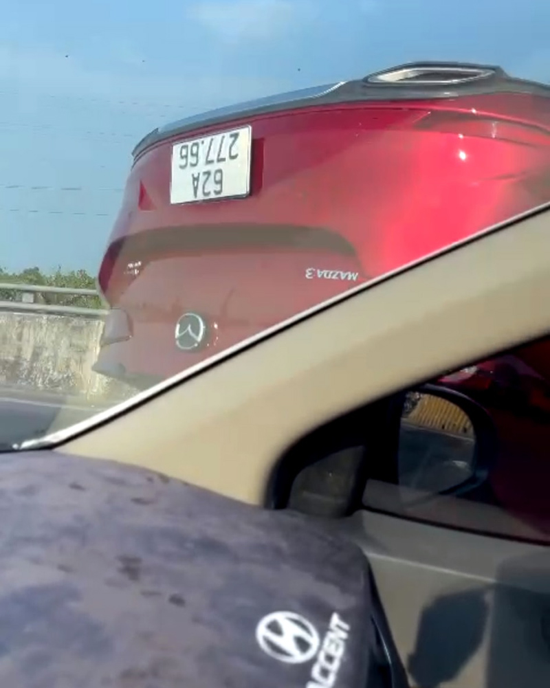 Ảnh TNGT: Mazda3 gặp nạn, lật ngửa giữa cầu- Ảnh 5.