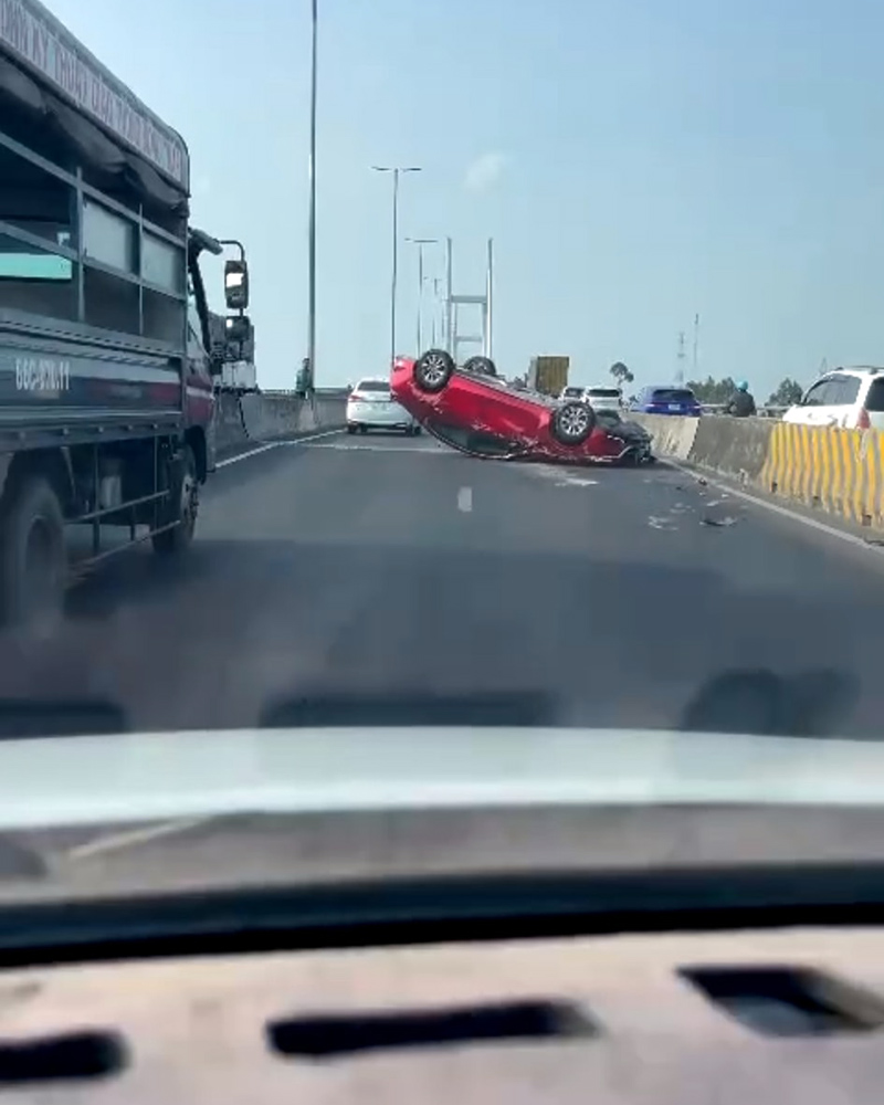 Ảnh TNGT: Mazda3 gặp nạn, lật ngửa giữa cầu- Ảnh 2.
