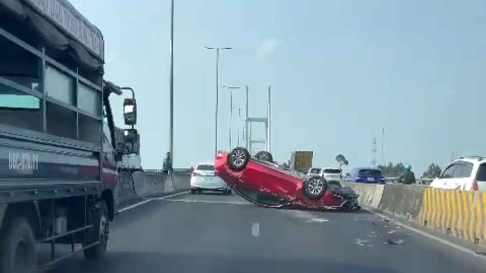 Ảnh TNGT: Mazda3 gặp nạn, lật ngửa giữa cầu- Ảnh 1.