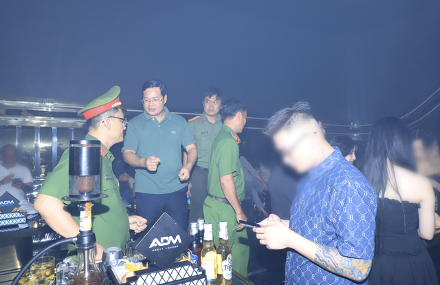 Công an Đồng Nai ập vào kiểm tra hàng loạt quán bar, vũ trường, beer club “trá hình”- Ảnh 2.