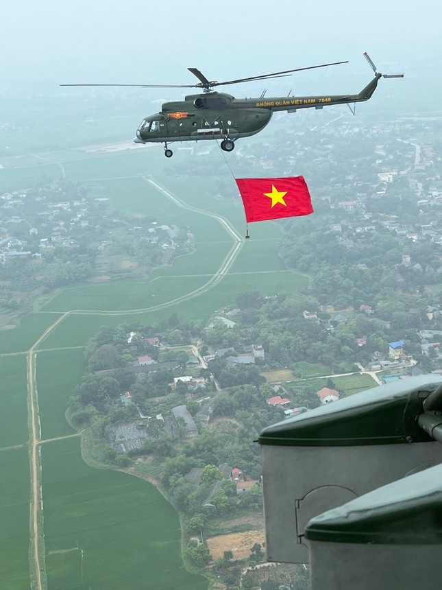 Màn diễu binh đặc biệt trên bầu trời Điện Biên- Ảnh 1.