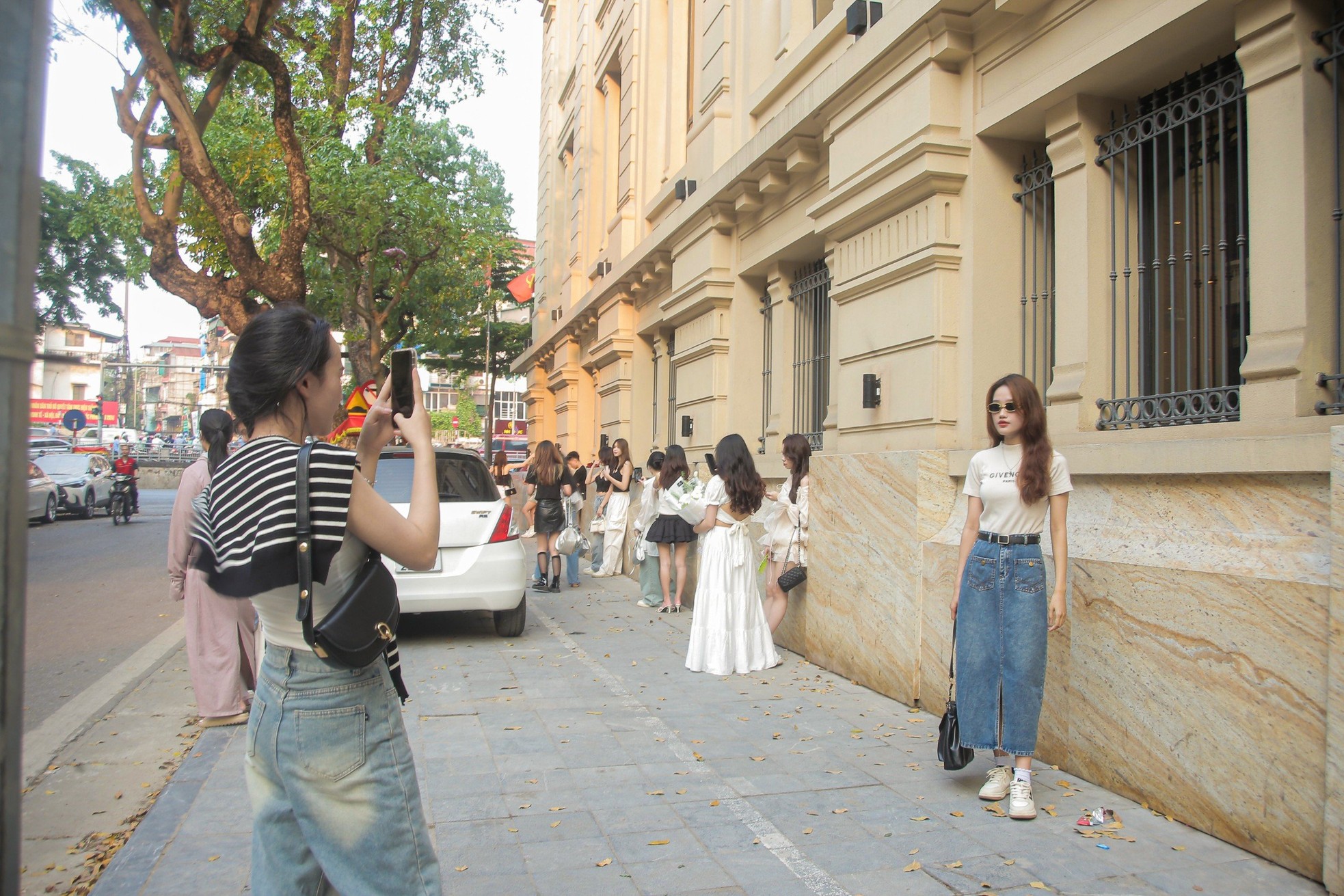 Giới trẻ xếp hàng dài check in bức tường đậm chất Thượng Hải trên phố Lò Sũ- Ảnh 11.