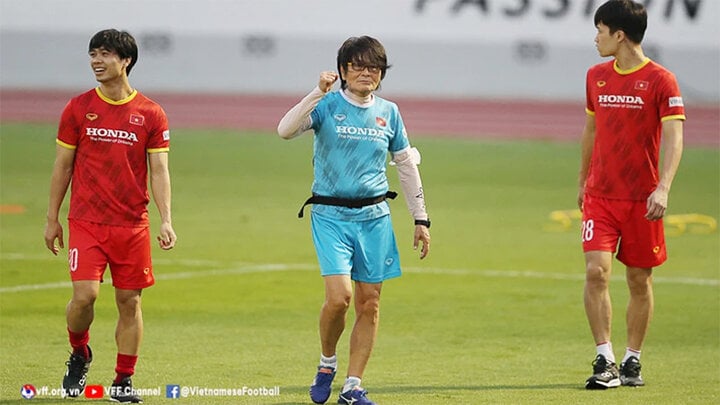 HLV Shin Tae-yong nhờ người cũ của tuyển Việt Nam ở lại giúp U23 Indonesia- Ảnh 1.