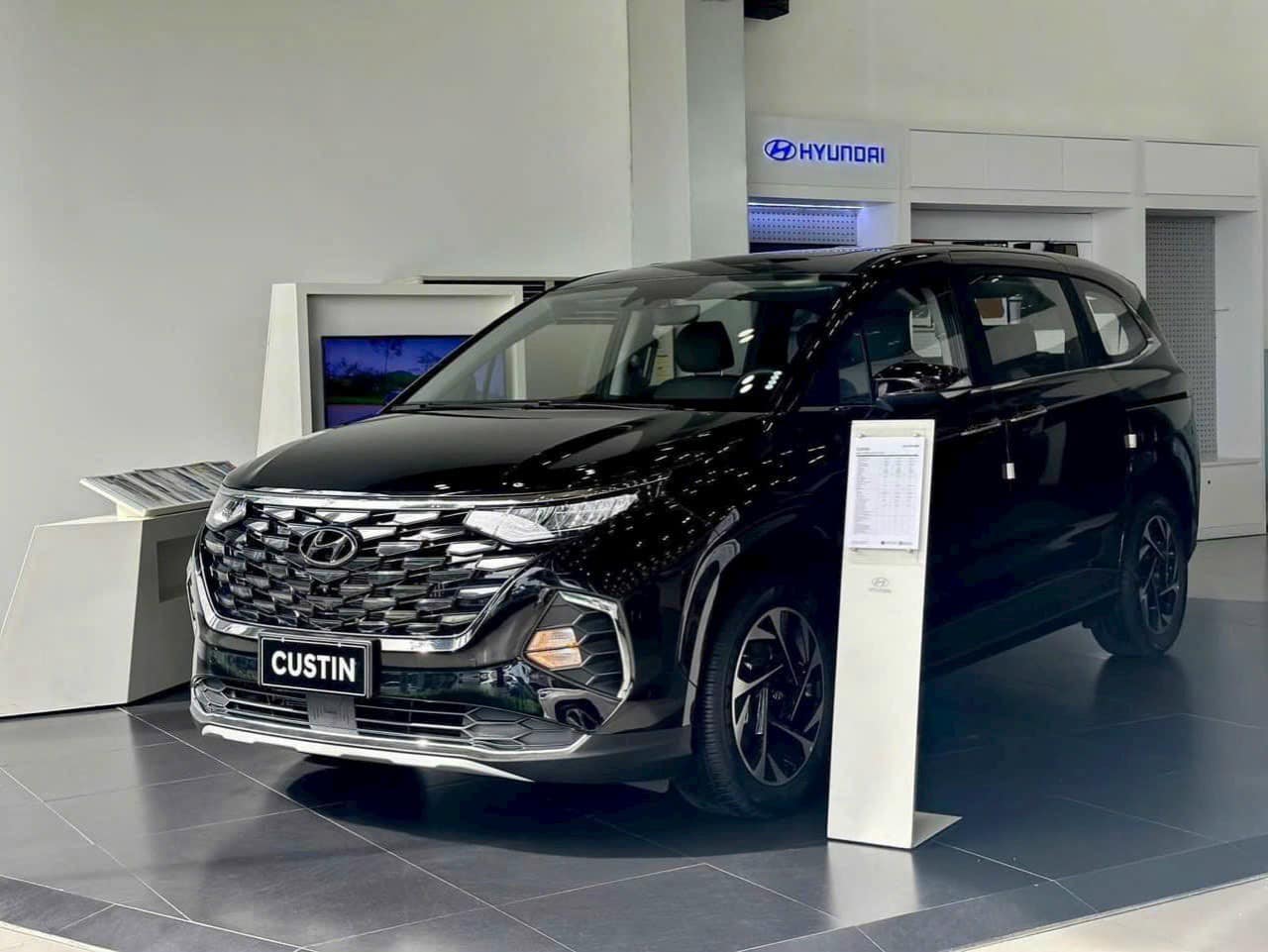Hyundai Custin giảm giá 99 triệu tại đại lý: Bản cao nhất nay chỉ còn 900 triệu, thấp hơn Innova cao nhất, nhưng khách phải chấp nhận một điều- Ảnh 1.