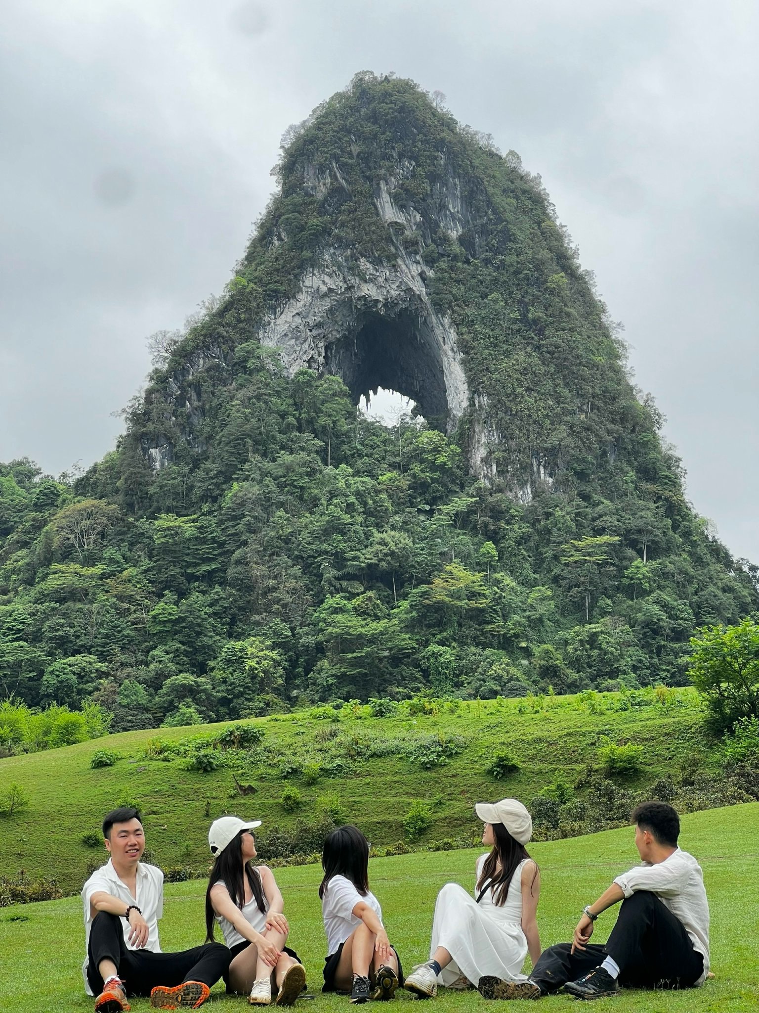 Hè ra biển quá đông đúc, dân tình kéo nhau leo núi “săn mây”: Những địa điểm gần Hà Nội chỉ cần xách balo lên là đi được ngay 30/4 này- Ảnh 9.