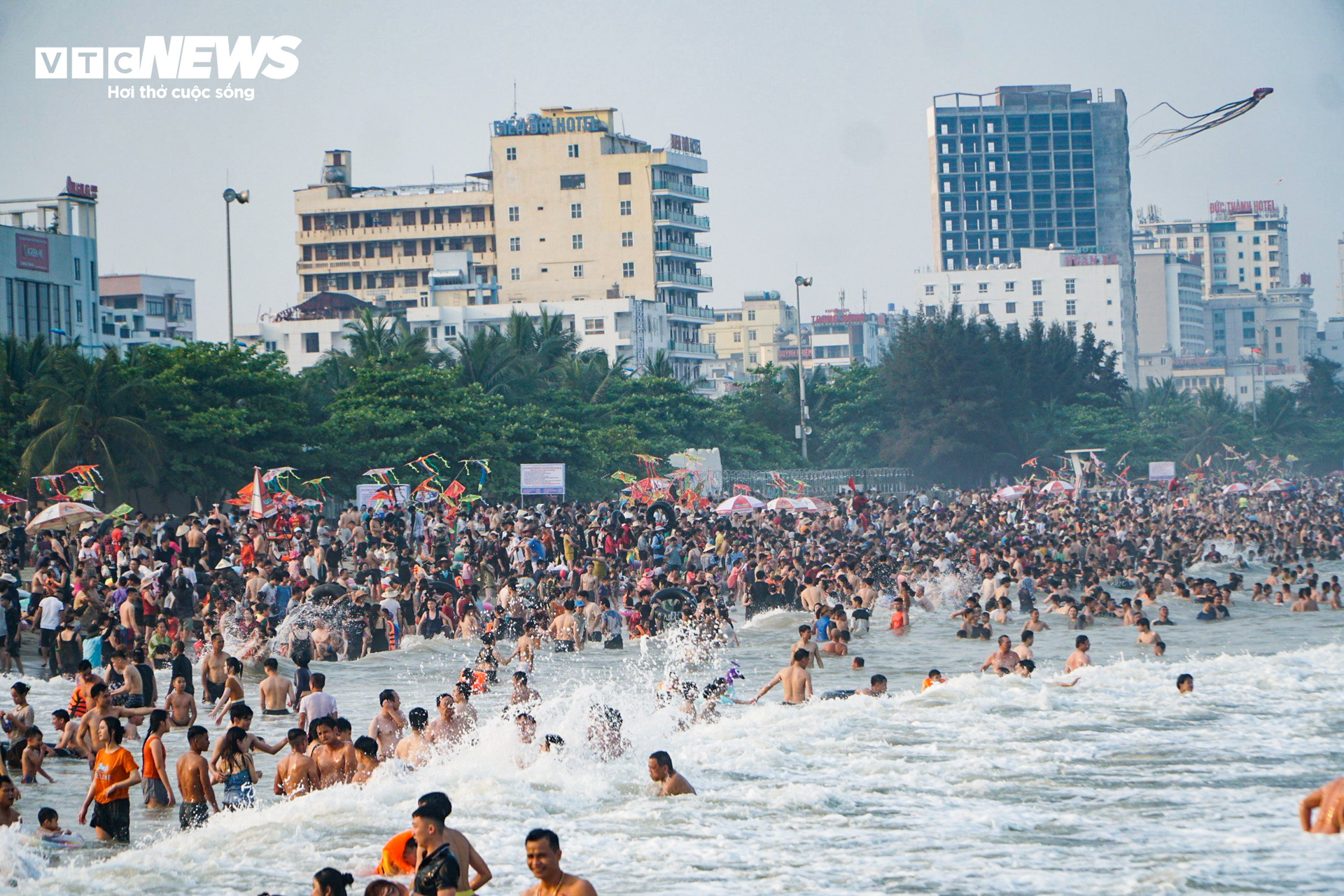 Vạn người đổ về bãi biển Sầm Sơn trong ngày nắng nóng đỉnh điểm- Ảnh 14.