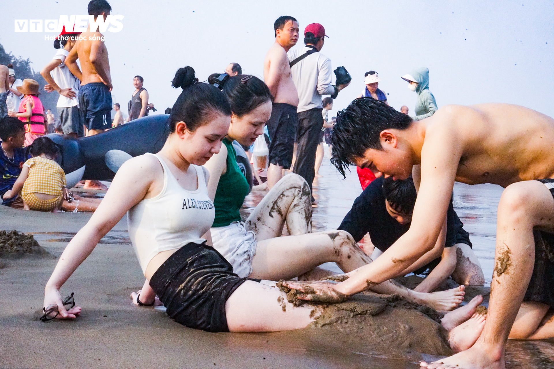 Vạn người đổ về bãi biển Sầm Sơn trong ngày nắng nóng đỉnh điểm- Ảnh 5.