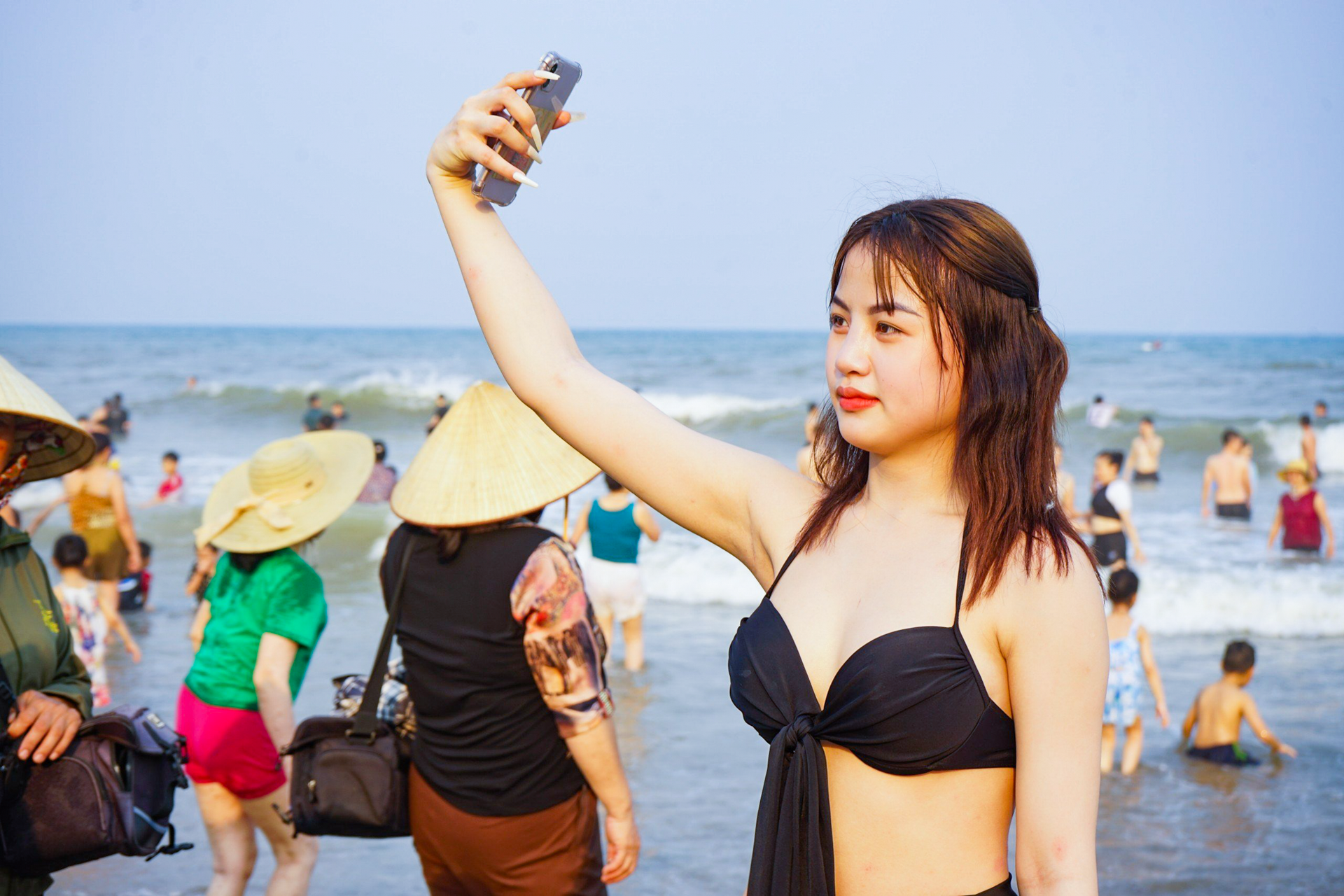 Vạn người đổ về bãi biển Sầm Sơn trong ngày nắng nóng đỉnh điểm- Ảnh 4.