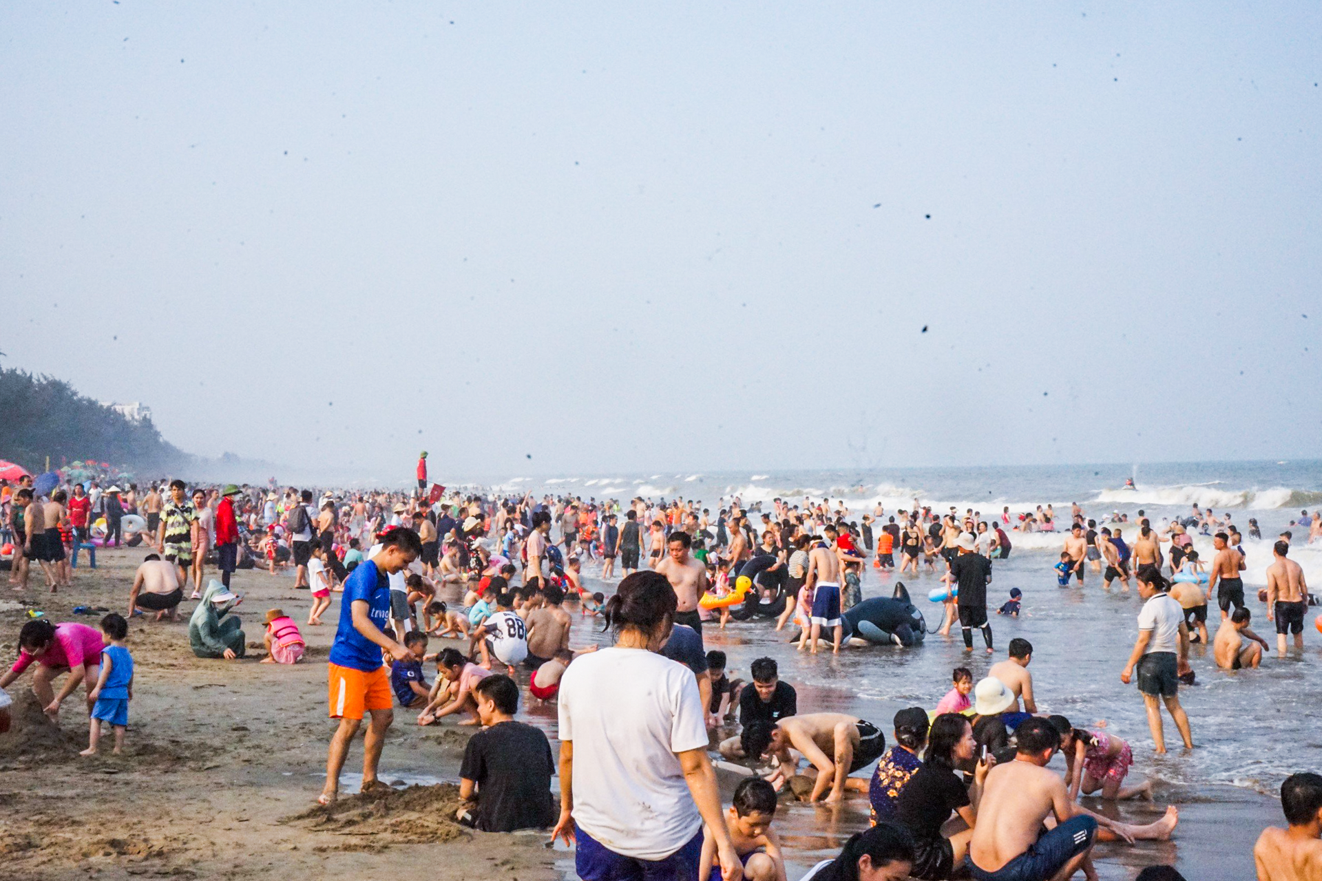 Vạn người đổ về bãi biển Sầm Sơn trong ngày nắng nóng đỉnh điểm- Ảnh 3.