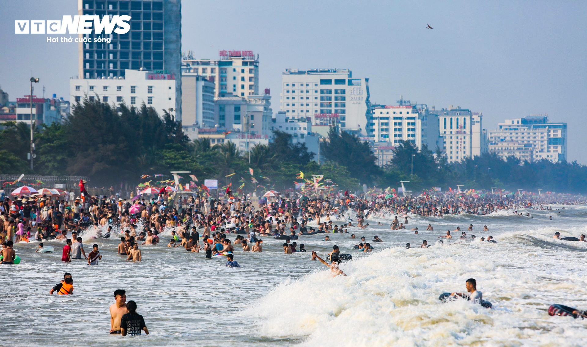 Vạn người đổ về bãi biển Sầm Sơn trong ngày nắng nóng đỉnh điểm- Ảnh 2.