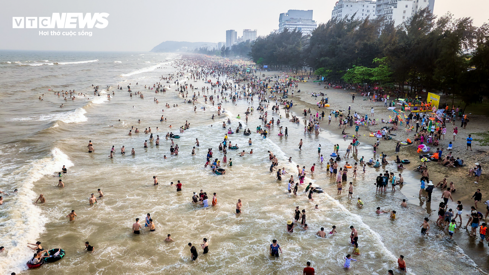 Vạn người đổ về bãi biển Sầm Sơn trong ngày nắng nóng đỉnh điểm- Ảnh 13.