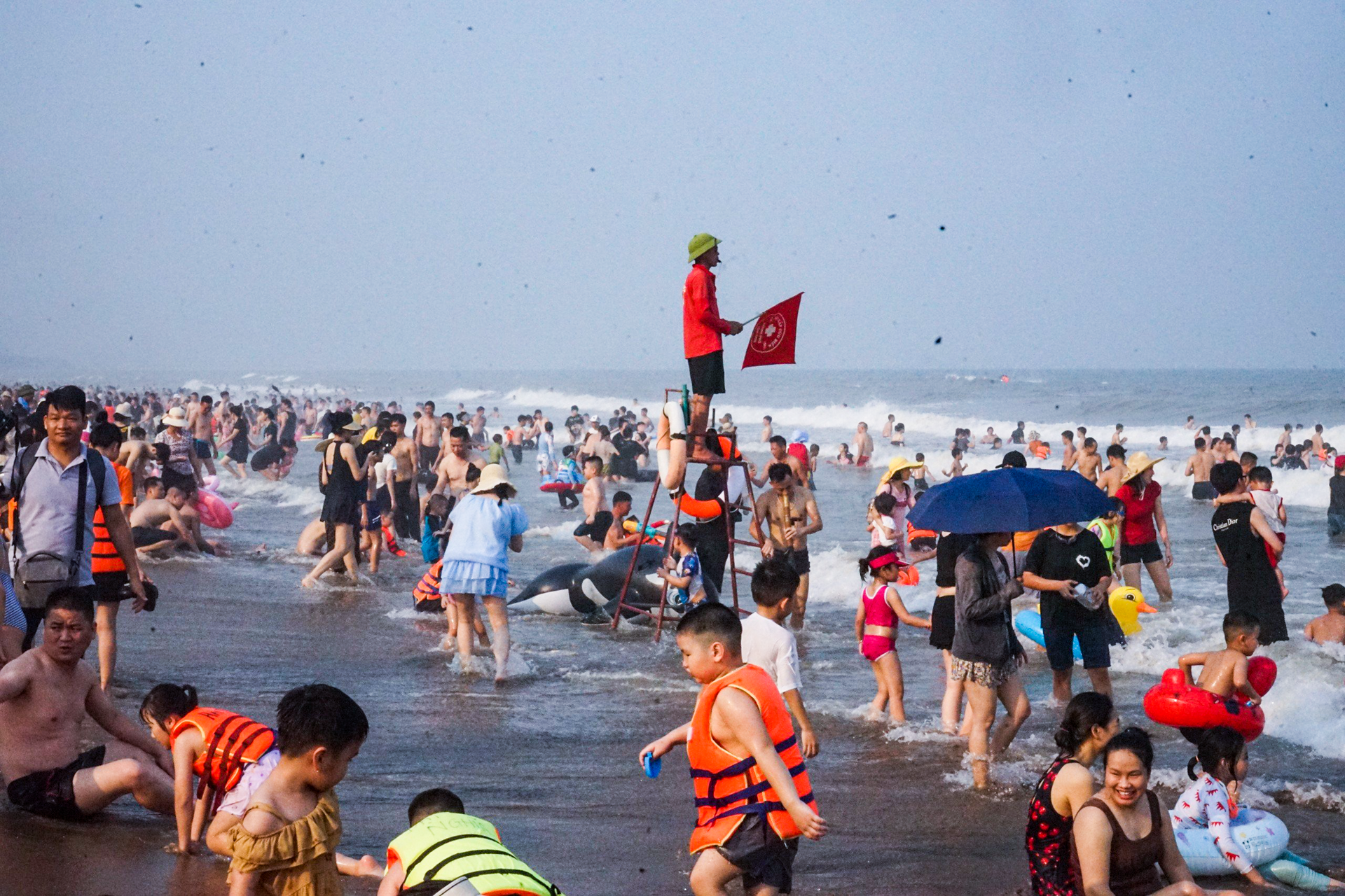 Vạn người đổ về bãi biển Sầm Sơn trong ngày nắng nóng đỉnh điểm- Ảnh 11.