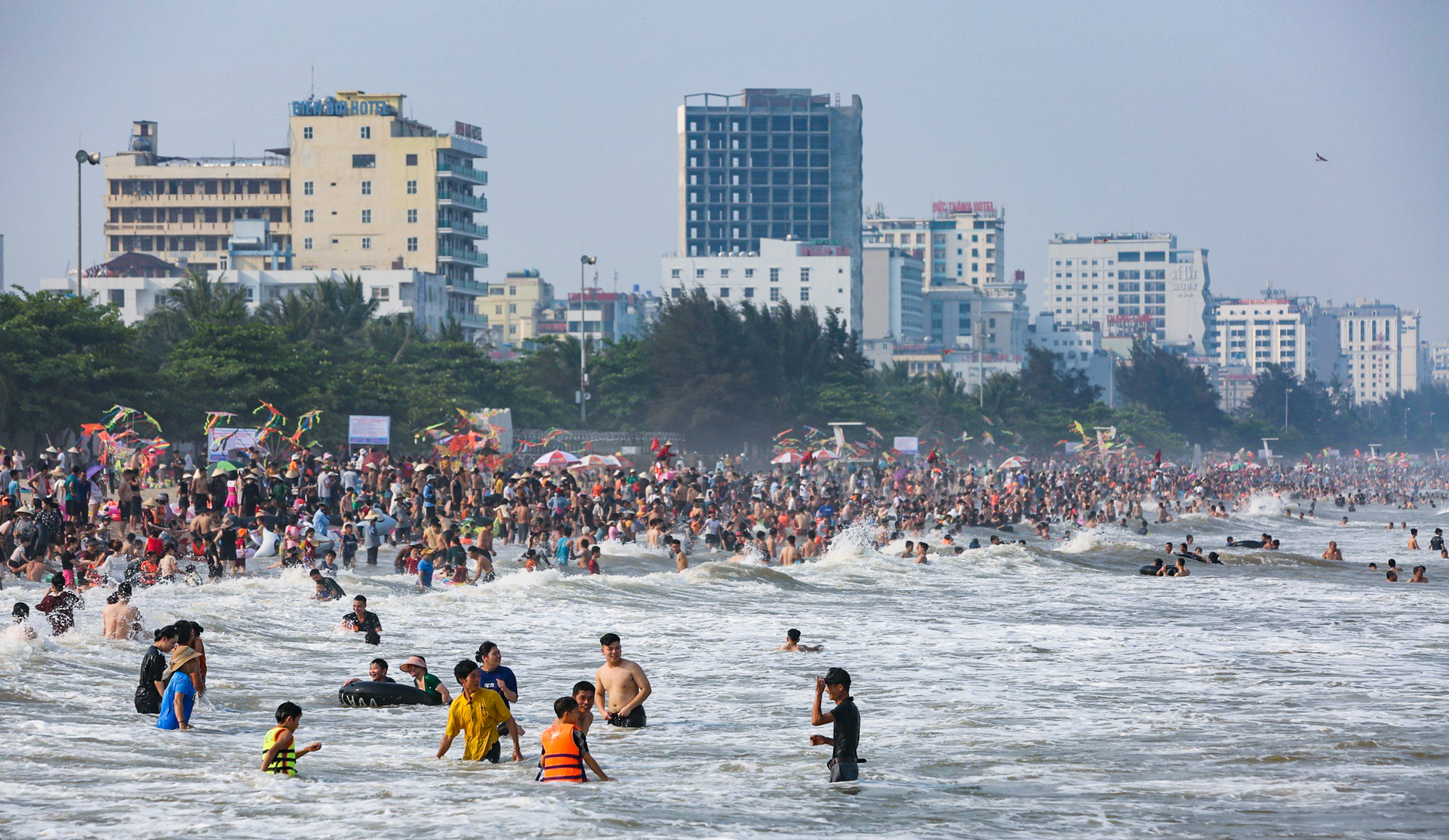 Vạn người đổ về bãi biển Sầm Sơn trong ngày nắng nóng đỉnh điểm- Ảnh 10.