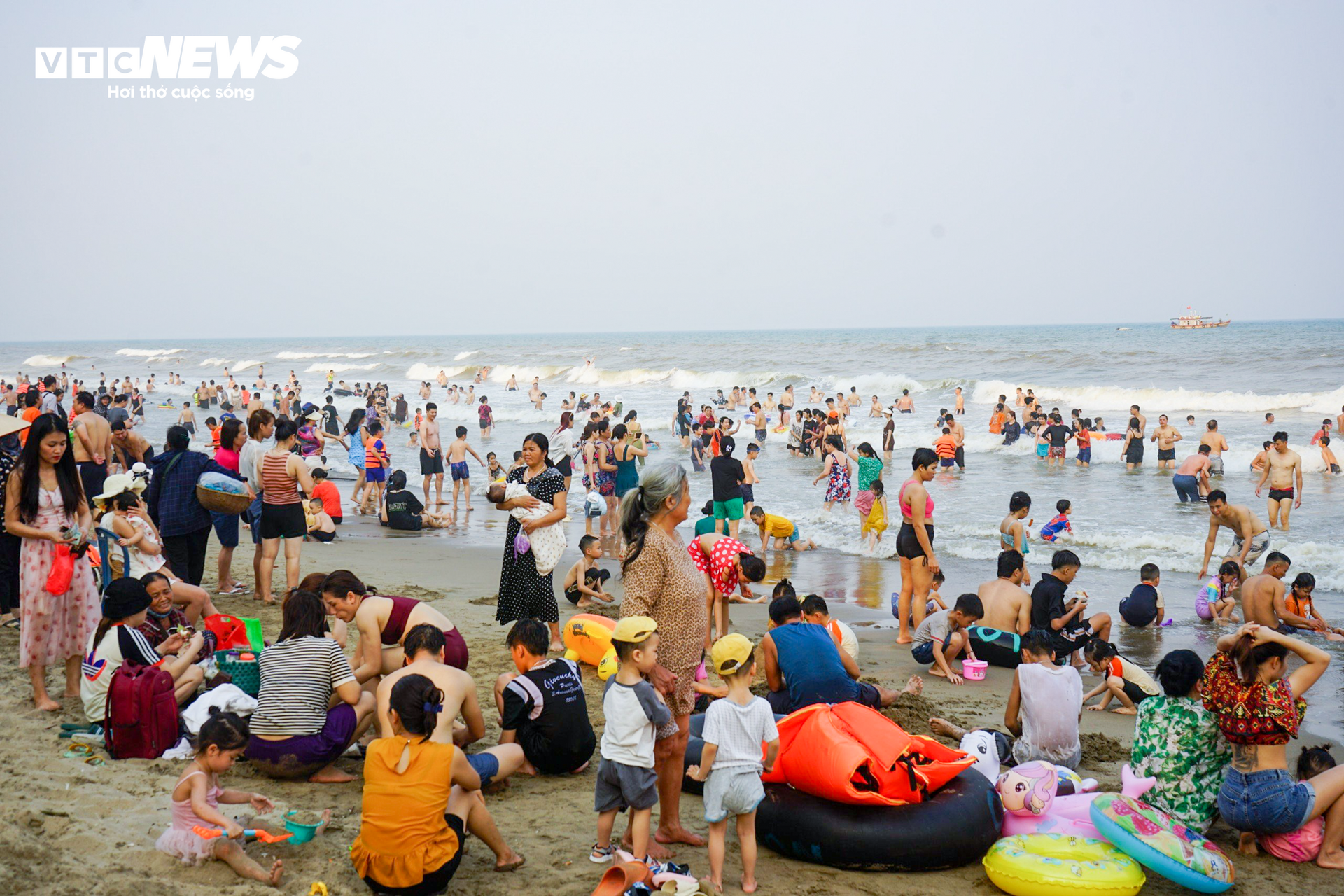 Vạn người đổ về bãi biển Sầm Sơn trong ngày nắng nóng đỉnh điểm- Ảnh 9.