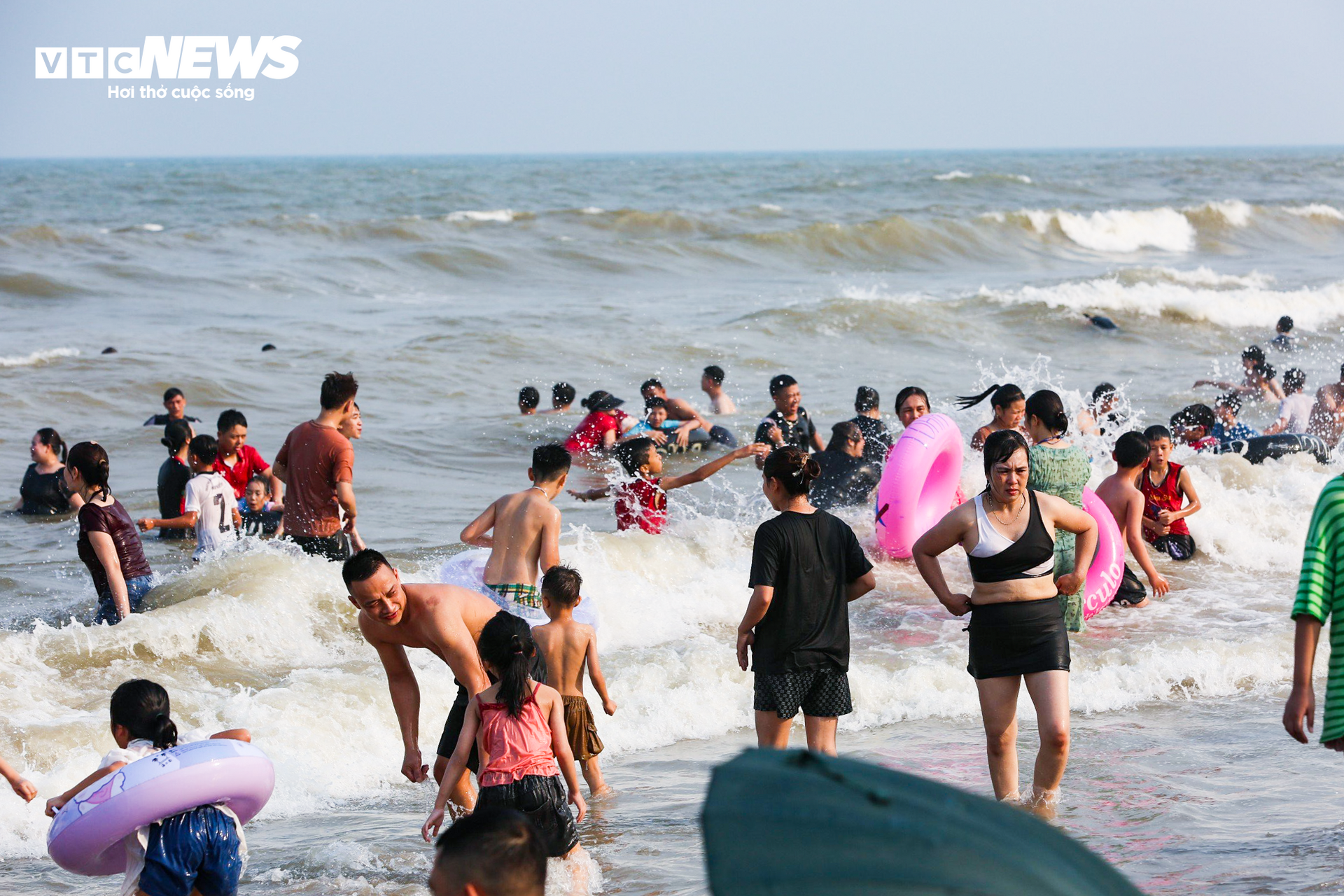 Vạn người đổ về bãi biển Sầm Sơn trong ngày nắng nóng đỉnh điểm- Ảnh 8.