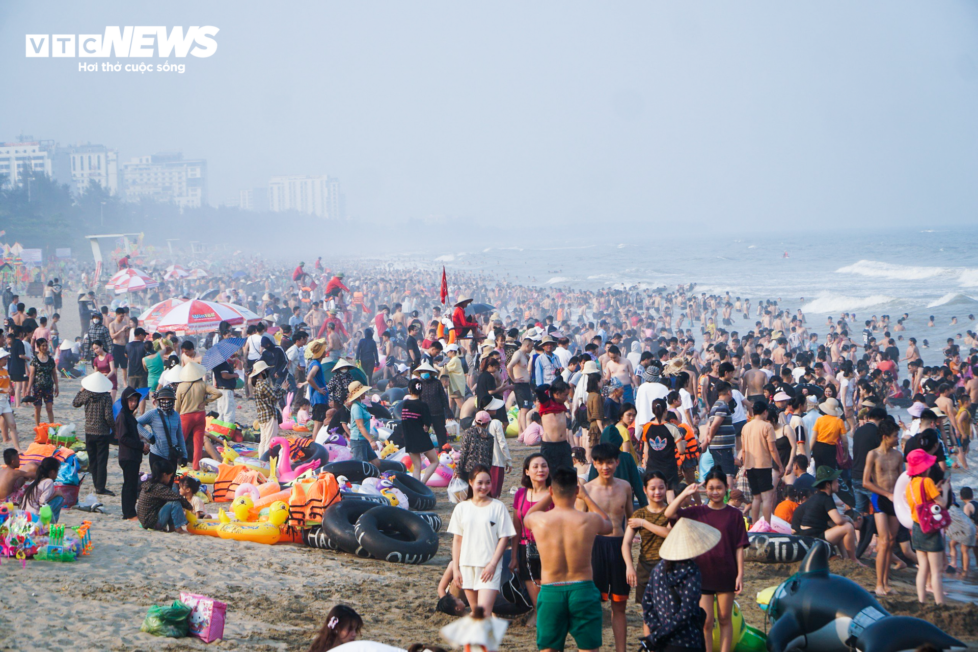 Vạn người đổ về bãi biển Sầm Sơn trong ngày nắng nóng đỉnh điểm- Ảnh 7.