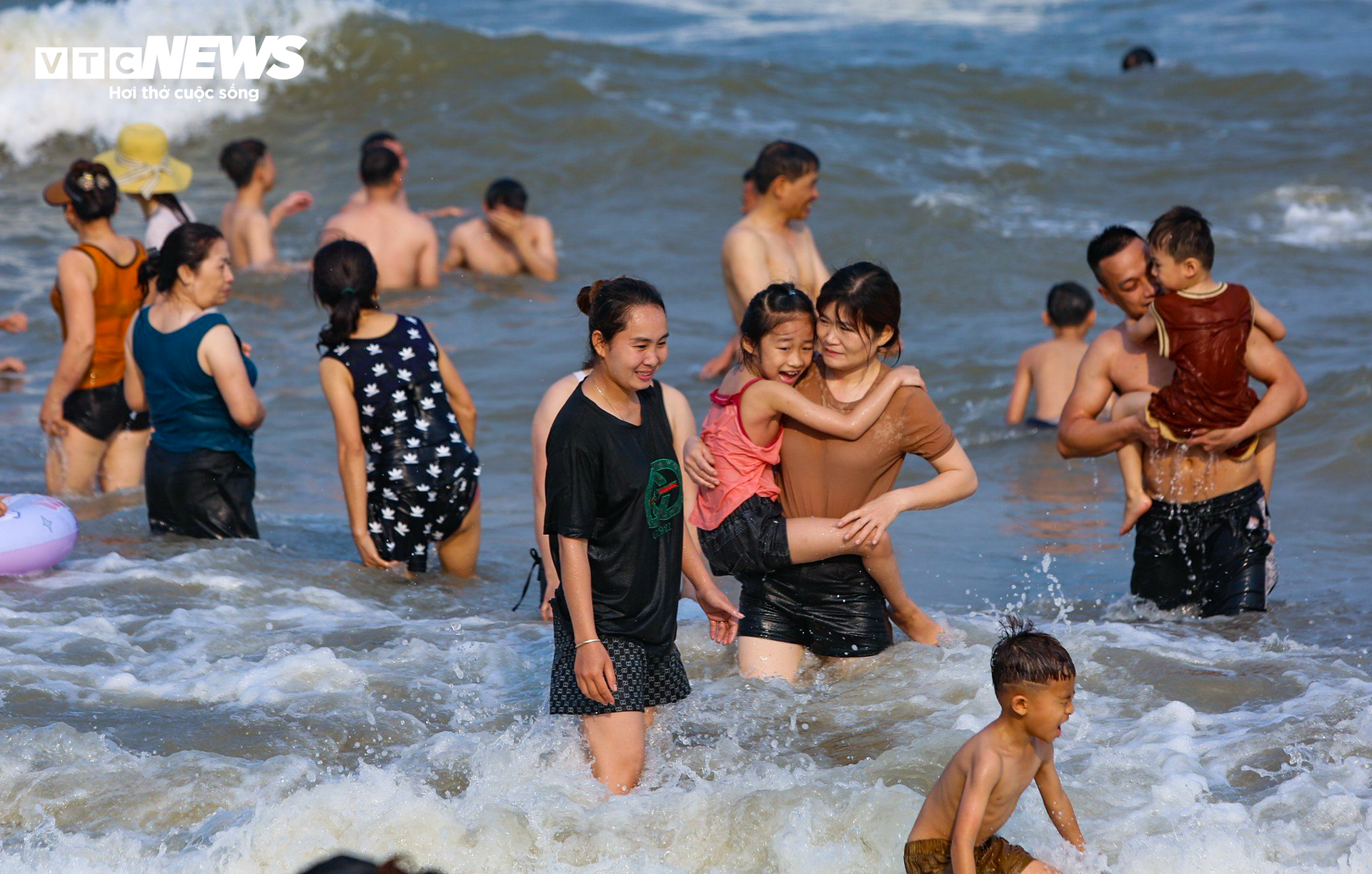 Vạn người đổ về bãi biển Sầm Sơn trong ngày nắng nóng đỉnh điểm- Ảnh 6.