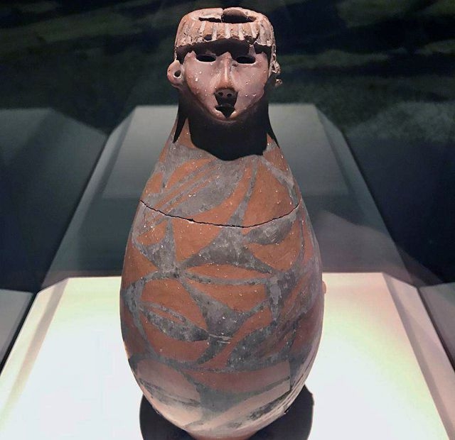 Đào đất tại công trường, nông dân phát hiện bình gốm hình đầu người kỳ lạ, dài 30cm, đem về nhà khiến đàn lợn lăn ra chết: Chuyên gia khẳng định là báu vật niên đại 5.000 năm- Ảnh 3.