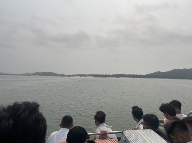 Gần 2.000 du khách mắc kẹt trên biển Vân Đồn - Quan Lạn- Ảnh 4.