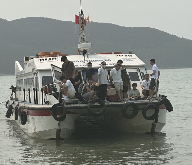 Gần 2.000 du khách mắc kẹt trên biển Vân Đồn - Quan Lạn- Ảnh 1.