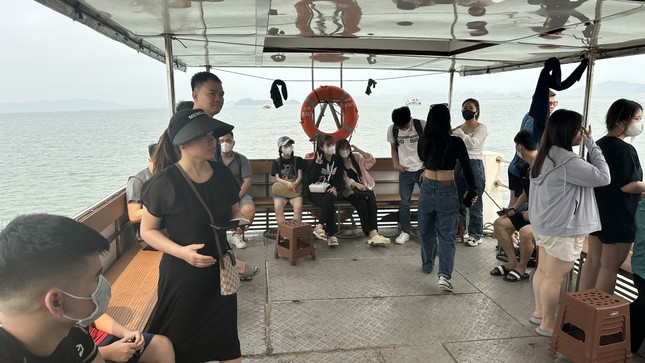 Gần 2.000 du khách mắc kẹt trên biển Vân Đồn - Quan Lạn- Ảnh 3.