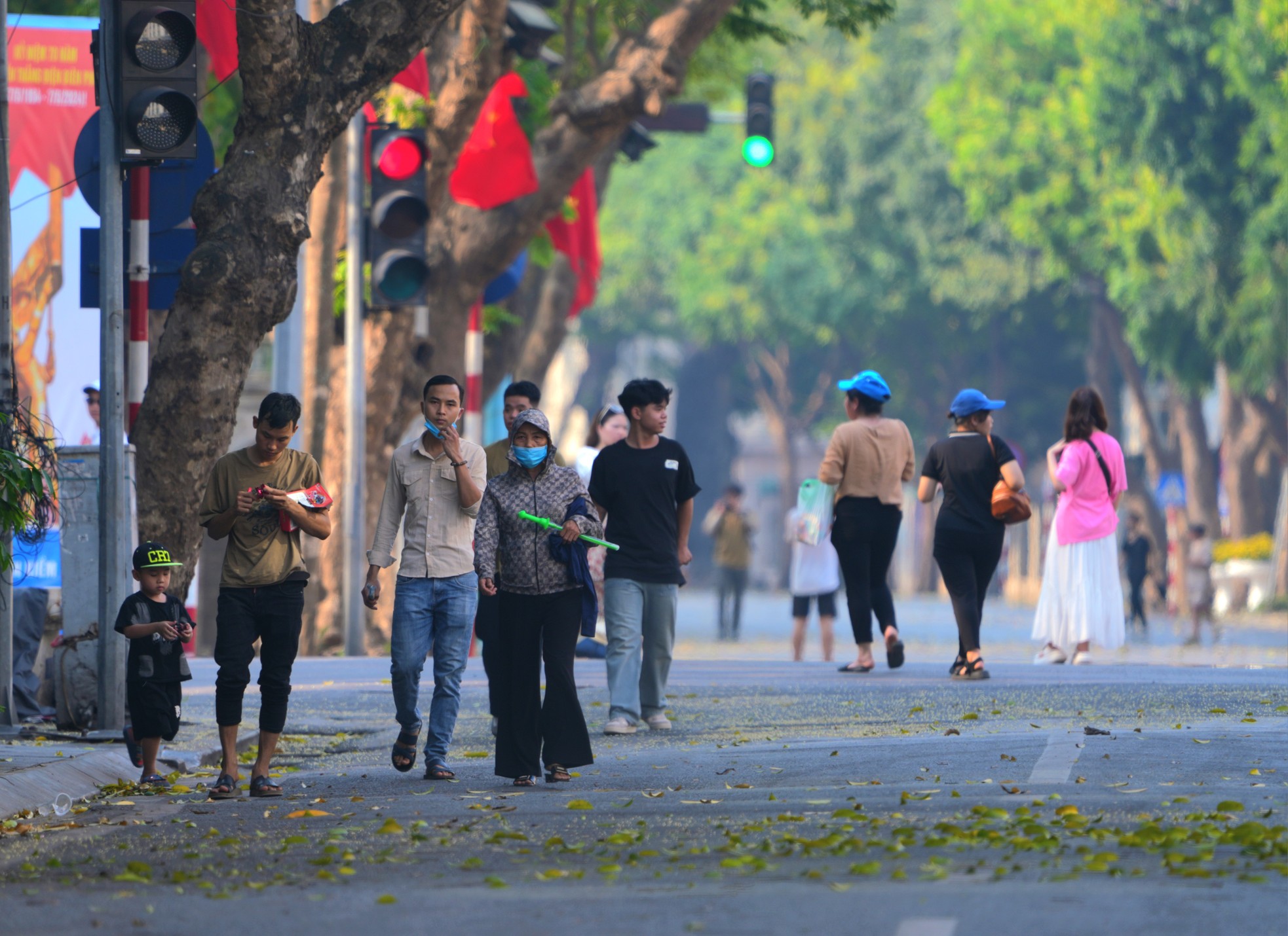 Hà Nội dịu nhiệt bất ngờ, điểm vui chơi dần đông đúc- Ảnh 2.