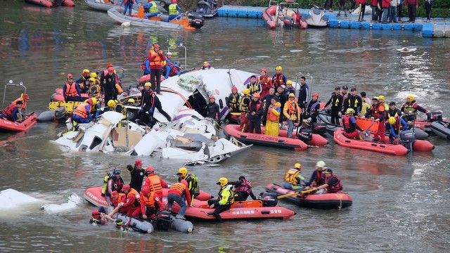 Tắt nhầm động cơ, phi công lái máy bay đâm sầm xuống cầu cao tốc khiến 48 hành khách thiệt mạng tại chỗ- Ảnh 5.