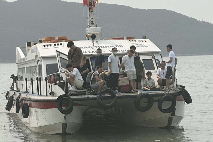 Quảng Ninh: 343 du khách mắc kẹt trên tàu ra đảo Quan Lạn được đưa vào bờ- Ảnh 1.