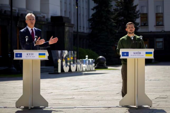 Tổng Thư ký NATO bất ngờ thăm Ukraine, cam kết sẽ tăng cường cung cấp vũ khí- Ảnh 1.