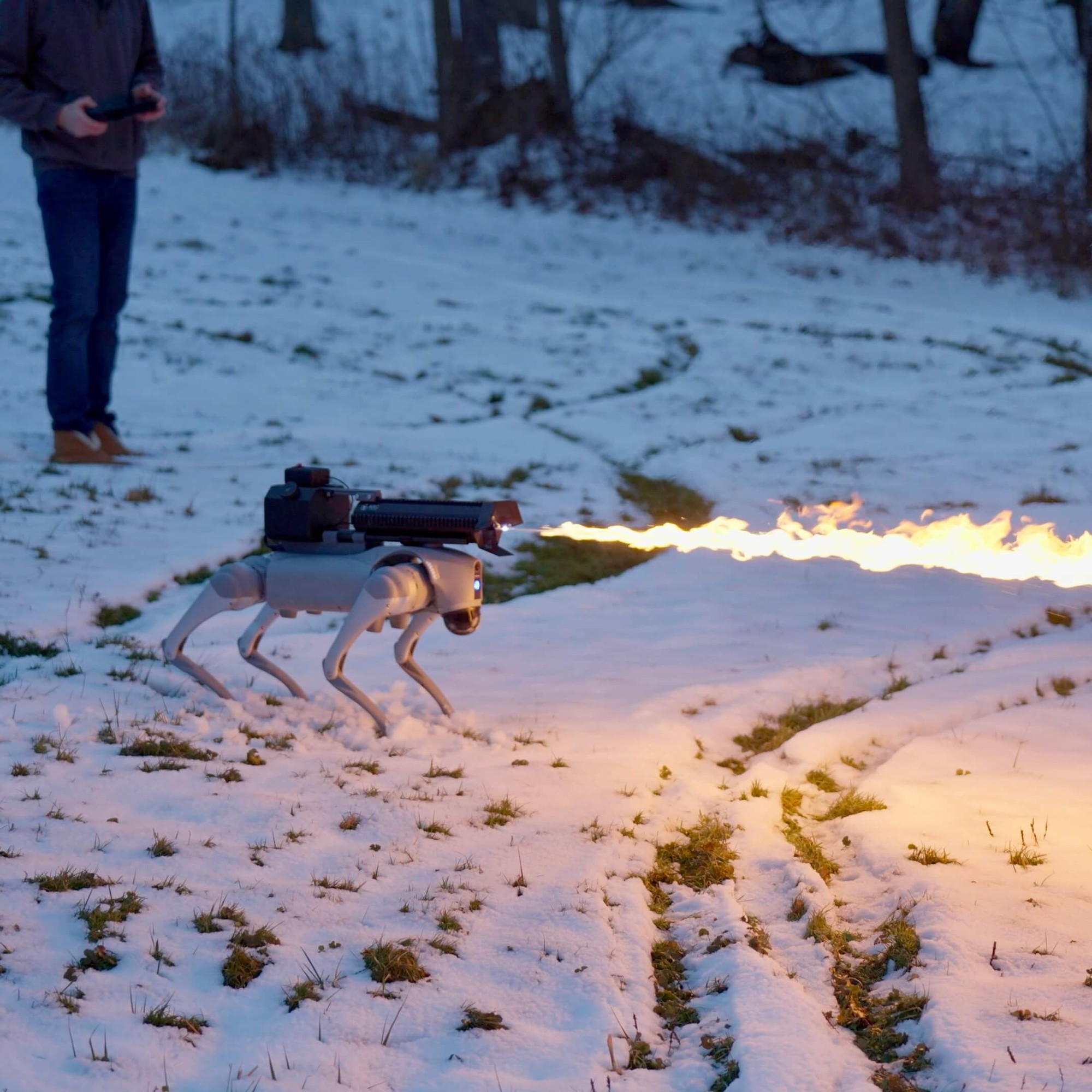 Kỳ lạ robot chó phun lửa giá gần 10.000 USD, cực kỳ nguy hiểm nhưng vẫn được bán công khai trên website- Ảnh 2.