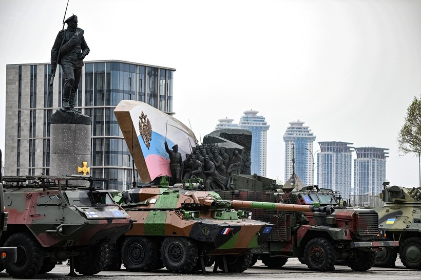 Xe tăng Leopard và hàng chục cỗ máy phương Tây xuất hiện tại Moscow- Ảnh 1.