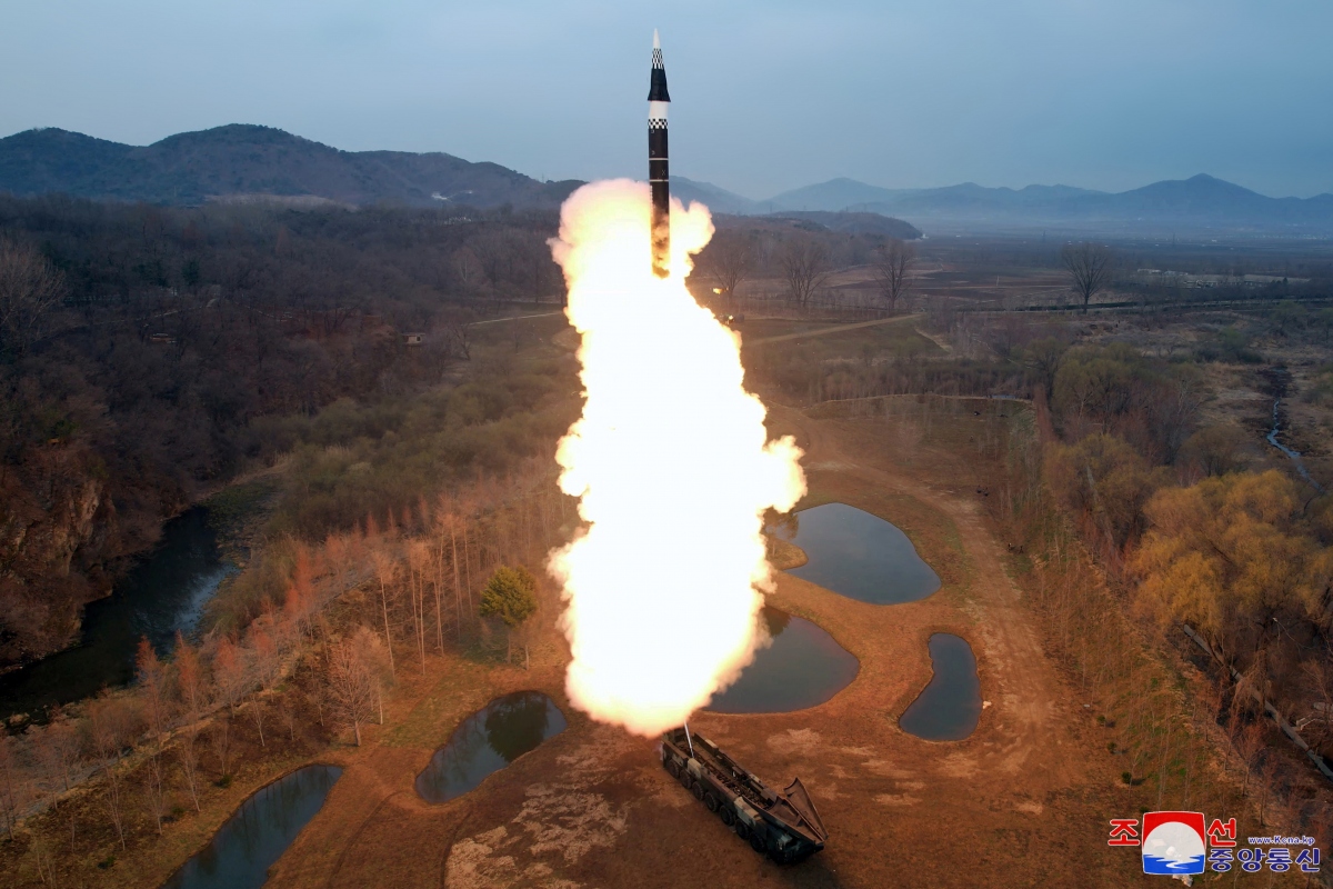 Triều Tiên xác nhận thử tên lửa siêu thanh sử dụng nhiên liệu rắn thế hệ mới- Ảnh 1.