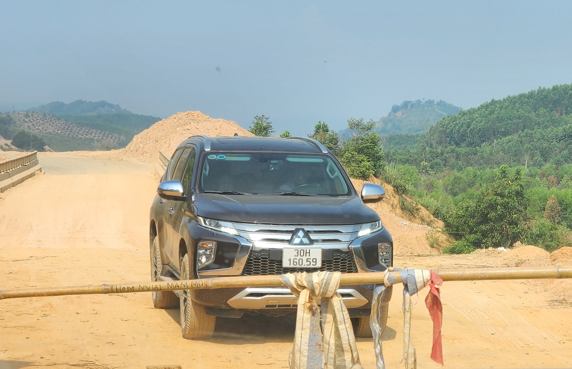 Chuyện lạ: Một hộ dân ủi đất, nối 2 đầu đường ngàn tỉ lập trạm thu phí- Ảnh 2.