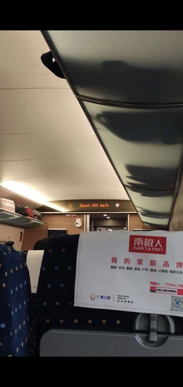Khách Việt choáng với dịch vụ trên chuyến tàu 300km/giờ của Trung Quốc: 
