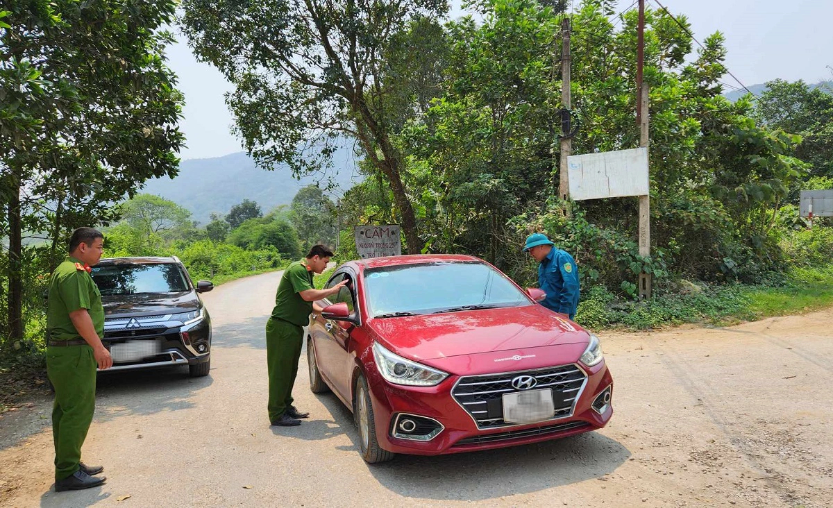 Huy động 400 cảnh sát truy tìm phạm nhân trốn trại giam, cướp taxi- Ảnh 1.