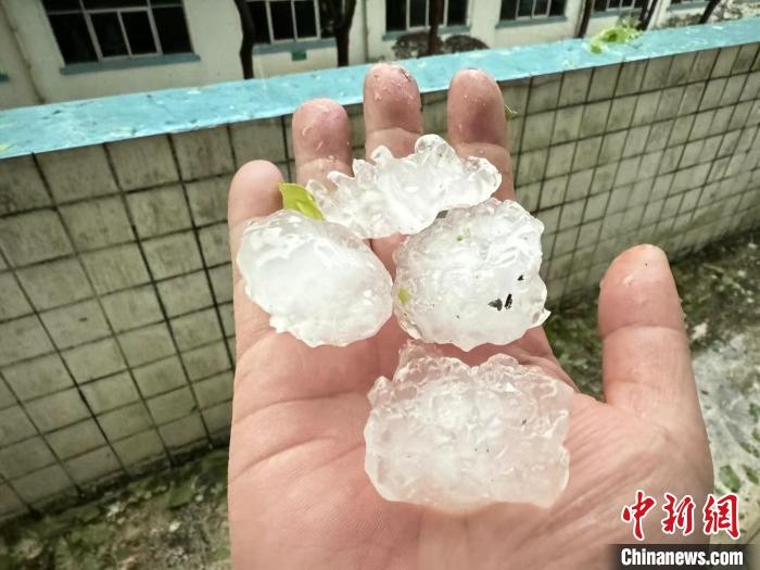 Trung Quốc lần đầu tiên ban bố cảnh báo cao nhất về thời tiết đối lưu mạnh- Ảnh 1.