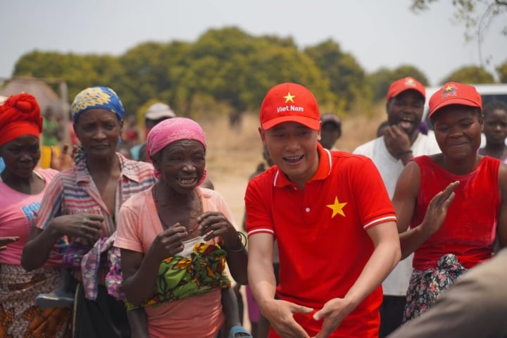 Trước khi mất kênh YouTube, đối mặt tổn thất khủng, Quang Linh Vlogs rực rỡ: Đầu tư 4 tỷ đồng cho trang trại 14ha ở Angola, làm phó Chủ tịch, sánh bước bên Hoa hậu Thuỳ Tiên- Ảnh 1.