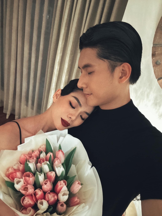 Nữ đại gia c&oacute; c&aacute;i cổng nh&agrave; gi&aacute; 3,6 tỷ đồng y&ecirc;u trai trẻ: Ch&ecirc;nh 1 con gi&aacute;p, sự nghiệp tr&aacute;i ngược sau khi hẹn h&ograve;- Ảnh 5.