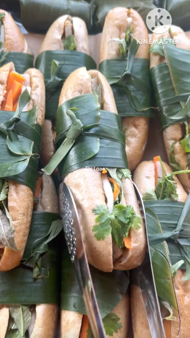 Bánh mì chuối xanh xuất hiện trên chuyến tàu di sản Huế - Đà Nẵng: Cách ủng hộ bà con nông dân vừa độc đáo vừa ý nghĩa- Ảnh 1.