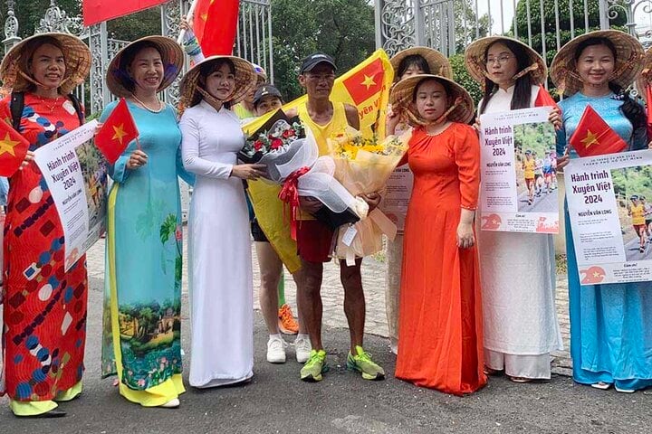 'Dị nhân' Nguyễn Văn Long chạy bộ xuyên Việt 1.800 km trong 20 ngày- Ảnh 2.