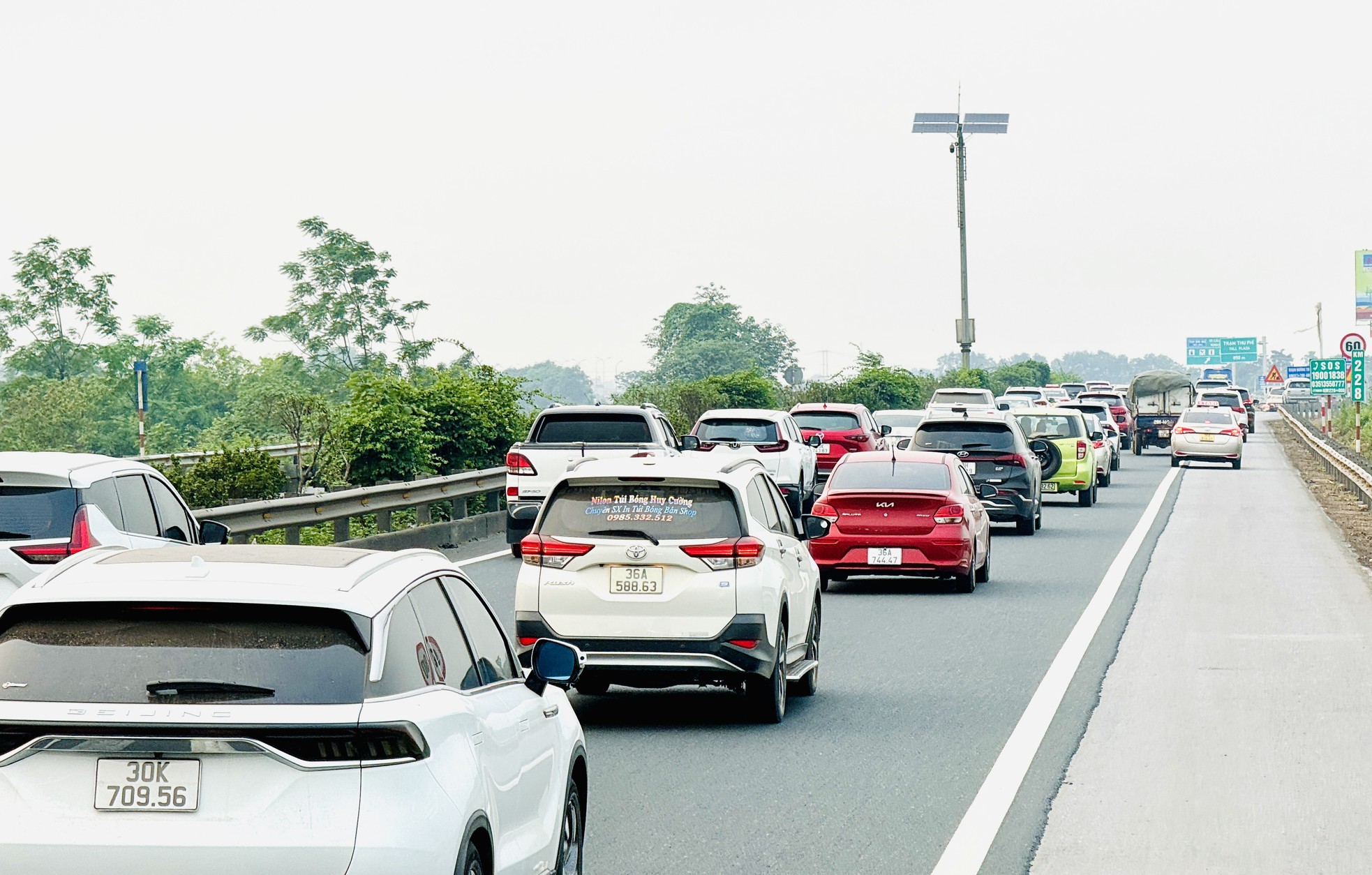 Chưa hết kỳ nghỉ lễ, cao tốc hướng về Hà Nội ùn ứ kéo dài- Ảnh 2.