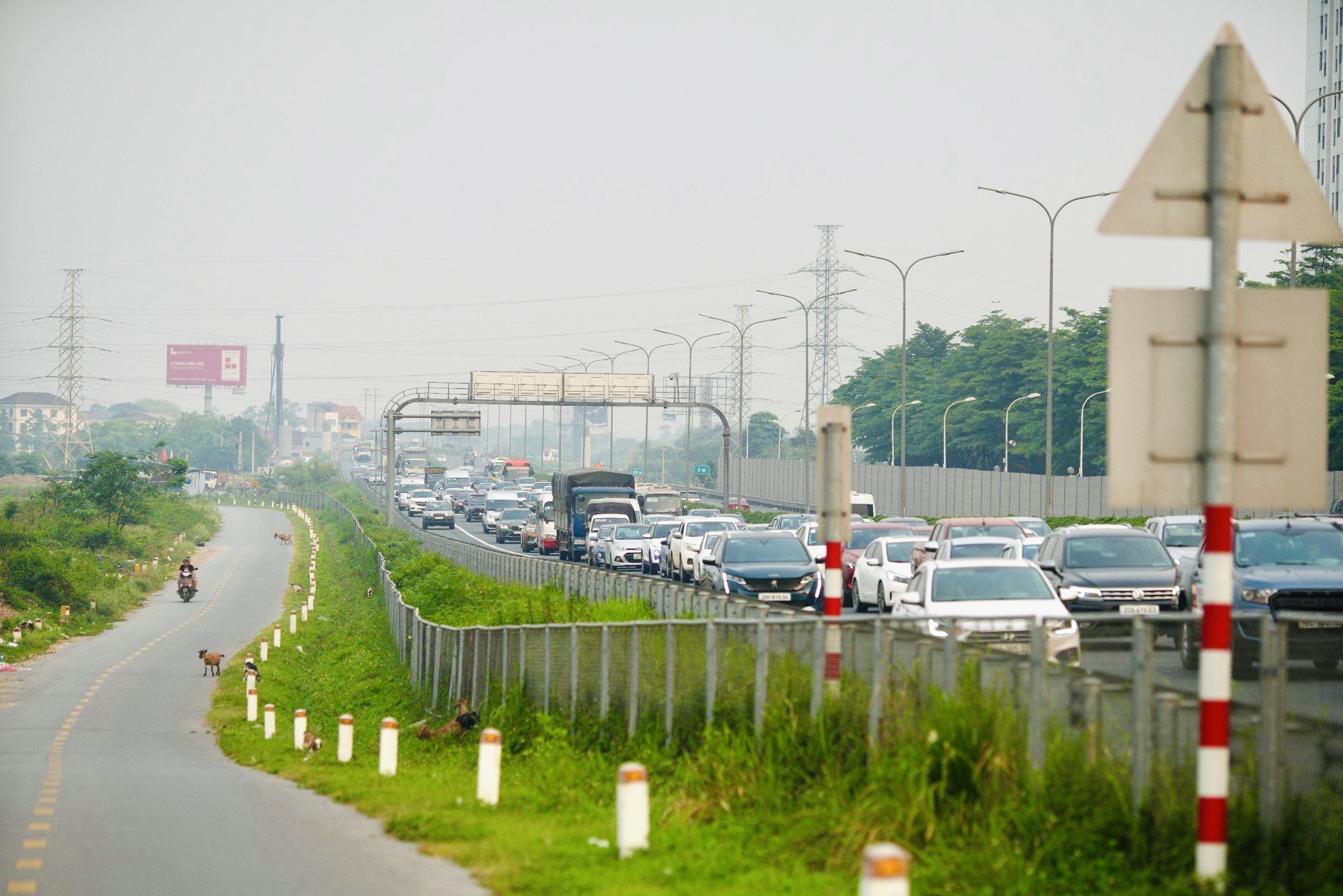 Chưa hết kỳ nghỉ lễ, cao tốc hướng về Hà Nội ùn ứ kéo dài- Ảnh 7.