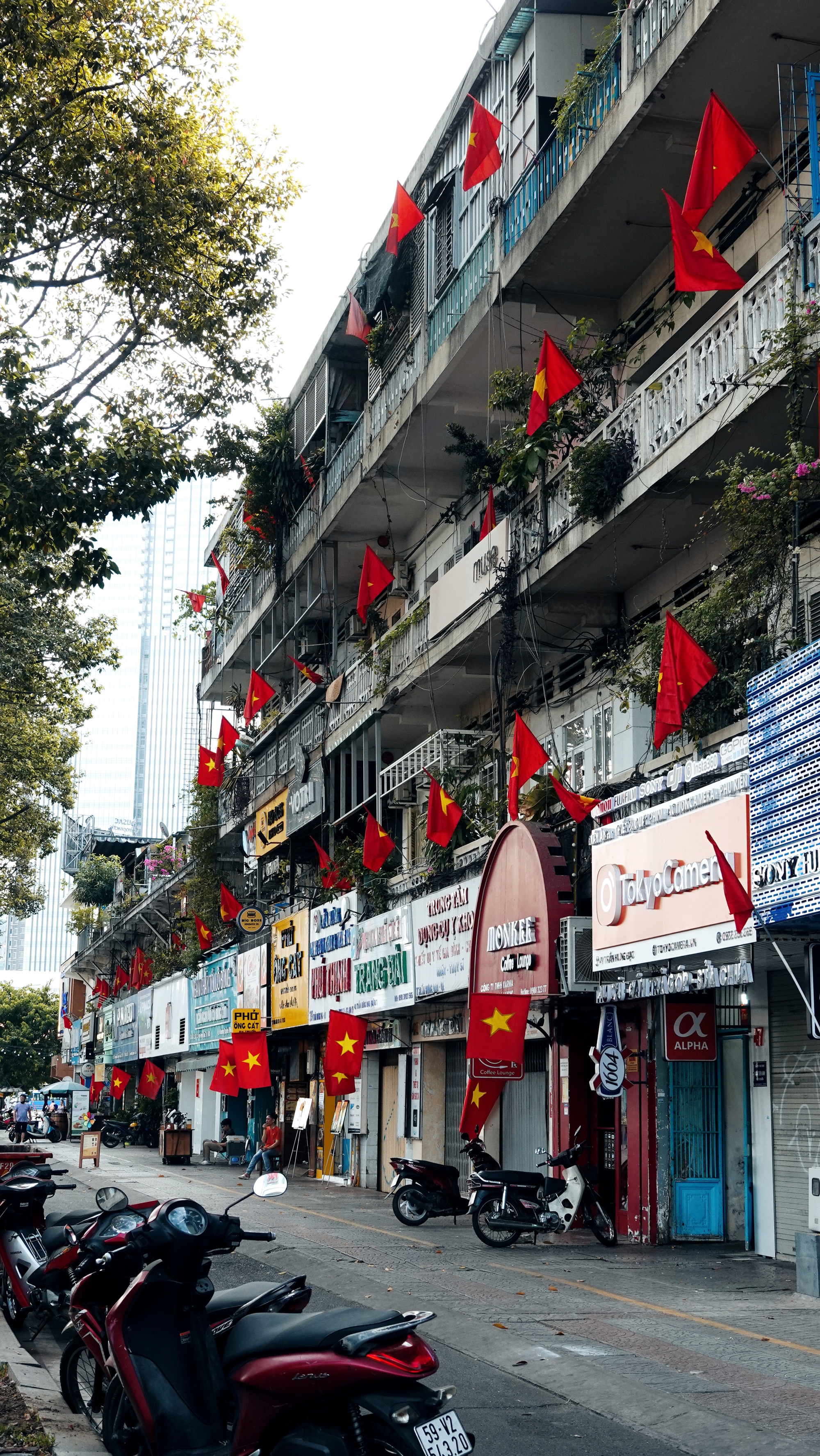 TP.HCM yên bình, đẹp lạ thường dưới sắc cờ đỏ rực rỡ sáng 30/4- Ảnh 1.