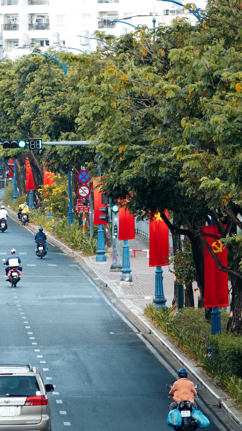 TP.HCM yên bình, đẹp lạ thường dưới sắc cờ đỏ rực rỡ sáng 30/4- Ảnh 8.