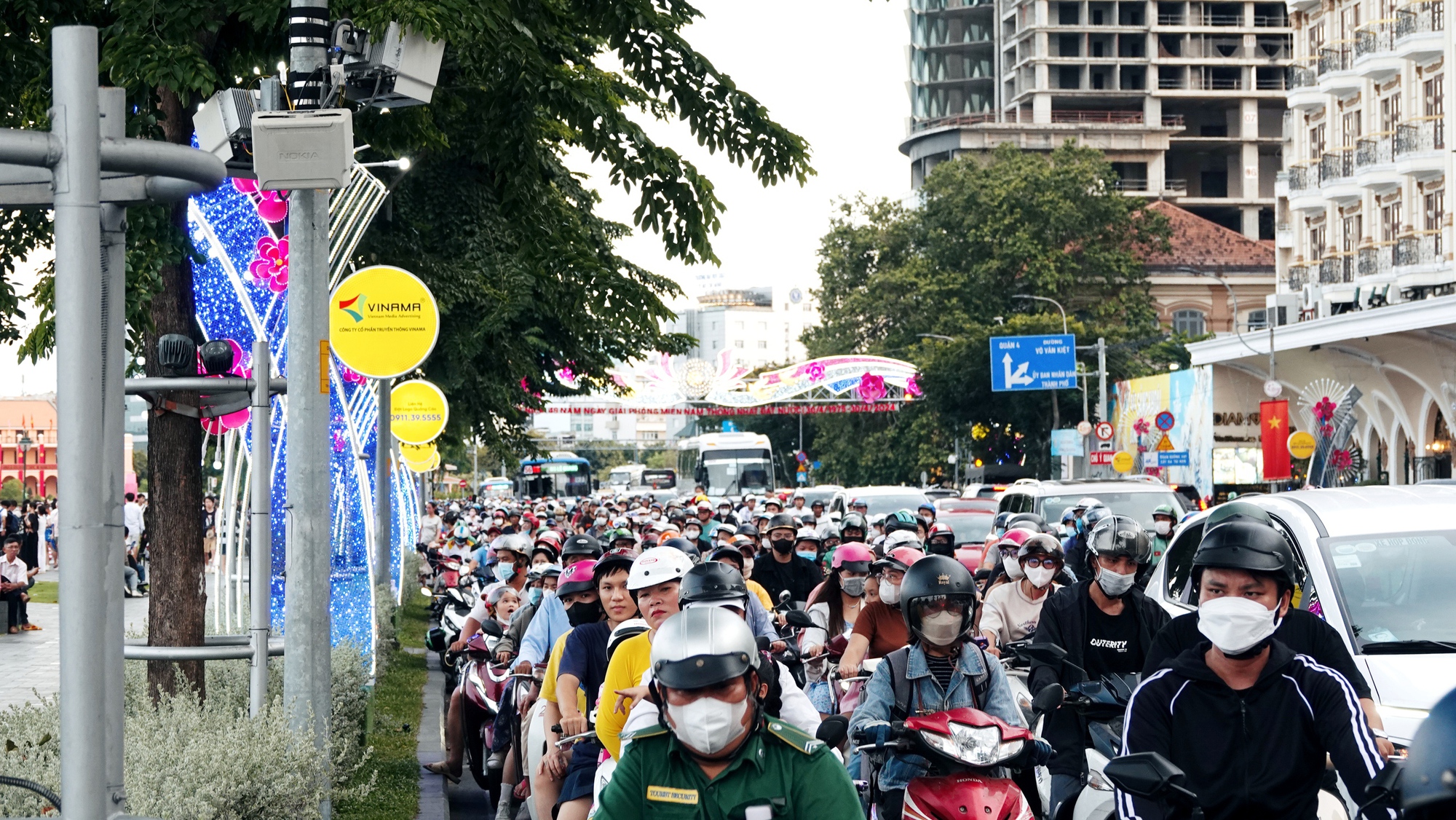 Ngay lúc này: Người dân TP.HCM háo hức đổ xuống đường chờ xem pháo hoa chào mừng 30/4- Ảnh 3.