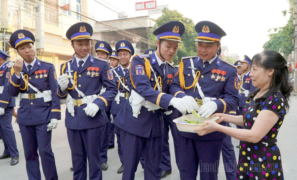 Người dân Điện Biên 'tiếp sức' lực lượng diễu binh, diễu hành- Ảnh 1.