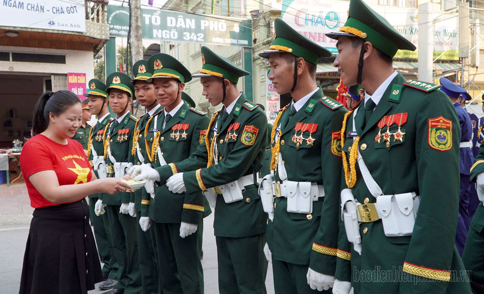 Người dân Điện Biên 'tiếp sức' lực lượng diễu binh, diễu hành- Ảnh 2.